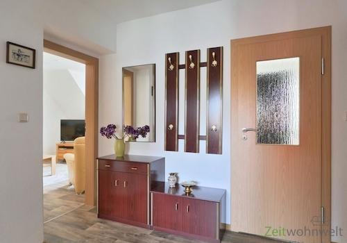 großer Flur mit Garderobe