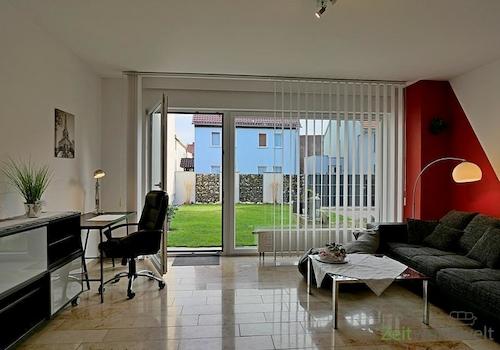 Schreibtisch und Terrassenausgang