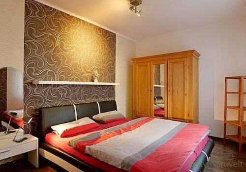 schönes Schlafzimmer mit Doppelbett