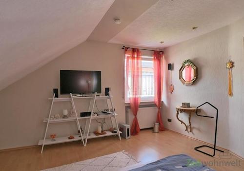 TV im linken Schlafzimmer