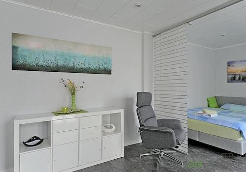 Sideboard und TV-Sessel