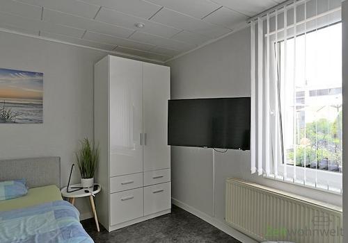 beweglicher TV an der Wand