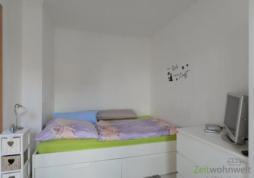 Bett im vorderen Schlafzimmer