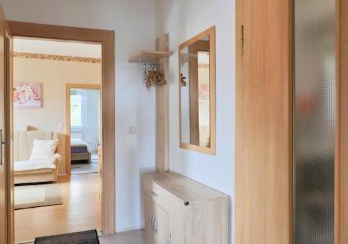 Wohnungsflur mit Garderobe