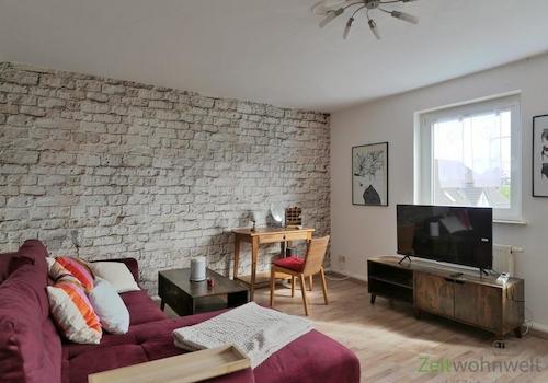 TV und kleiner Schreibtisch