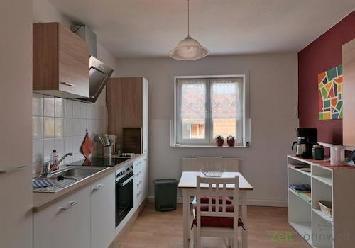 Küchenzeile und Esstich