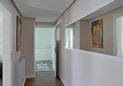 Wohnungsflur mit Spiegel