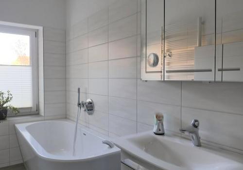 Waschtisch und Badewanne