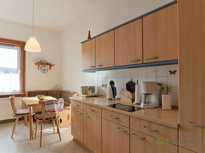 Esstisch und Einbauküche