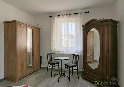 zwei verspiegelte Kleiderschränke