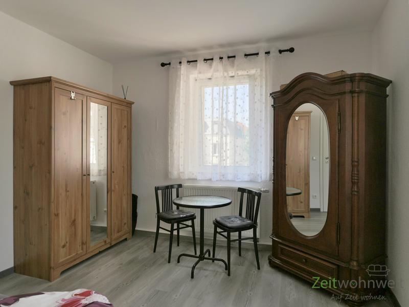 zwei verspiegelte Kleiderschränke