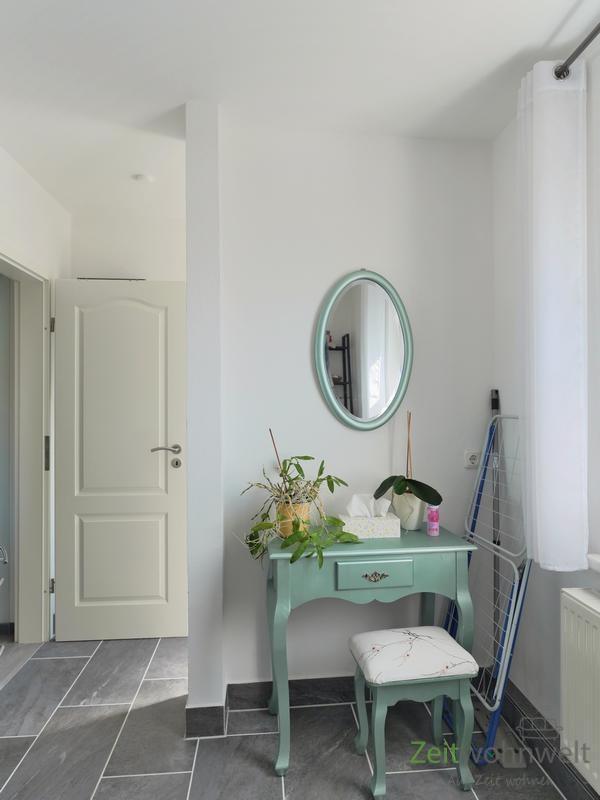 kleiner Frisiertisch im Bad