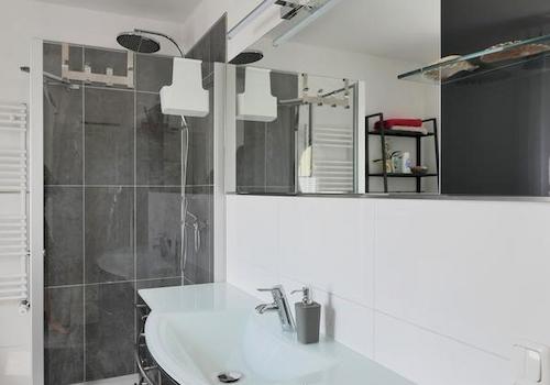 Dusche und Waschtisch