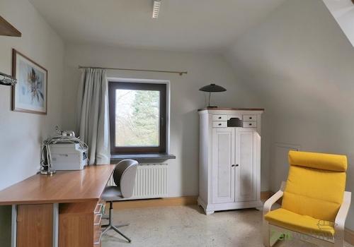 Schreibtisch und Kleiderschrank