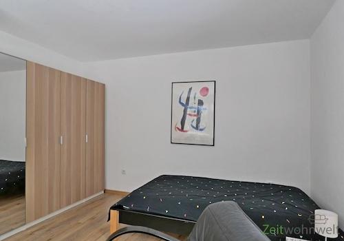 Kleiderschrank ud breites Bett