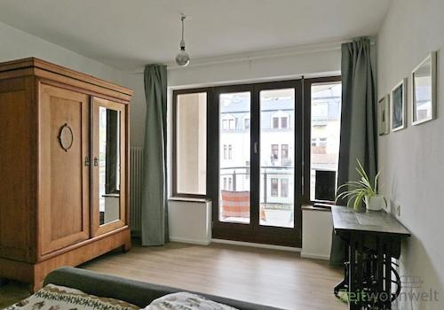 Schlafzimmerblick zum Balkon