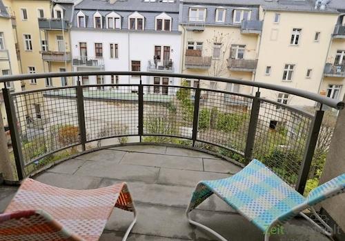 Balkon zum grünen Innenhof