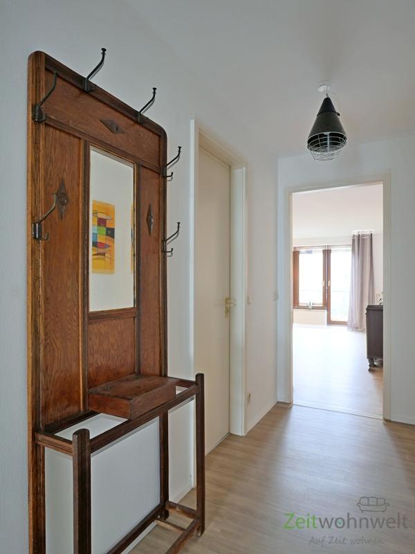 Wohnungsflur mit Garderobe