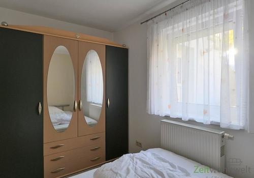 Kleiderschrank im Schlafzimmer