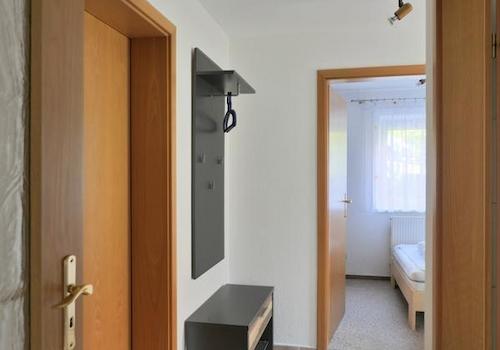 Wohnungsflur mit Garderobe