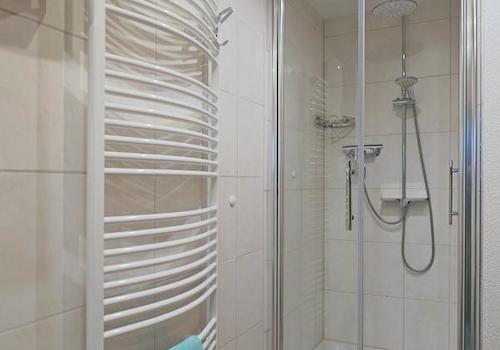 Dusche und Handtuchheizkörper