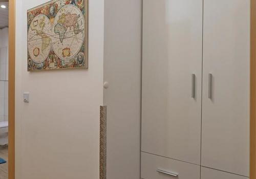 kleiner Flur mit Garderobenschrank