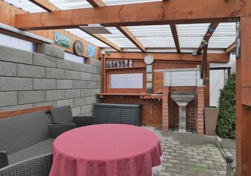 überdachter Sitzplatz mit Grill