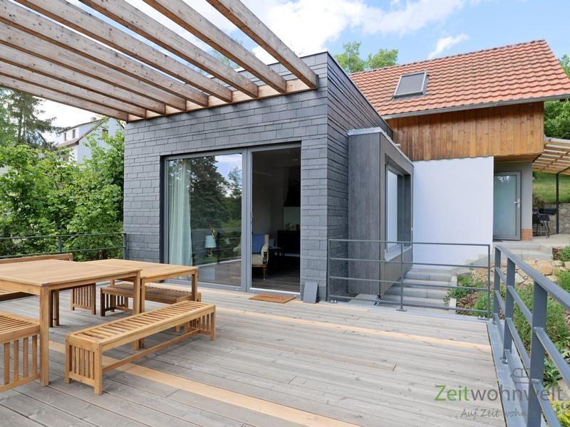 Blick vom Balkon zum Haus