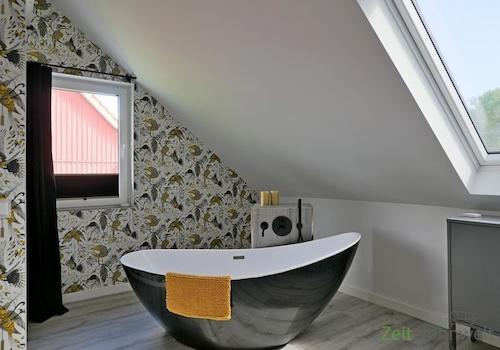 offene Badewanne im Schlafzimmer