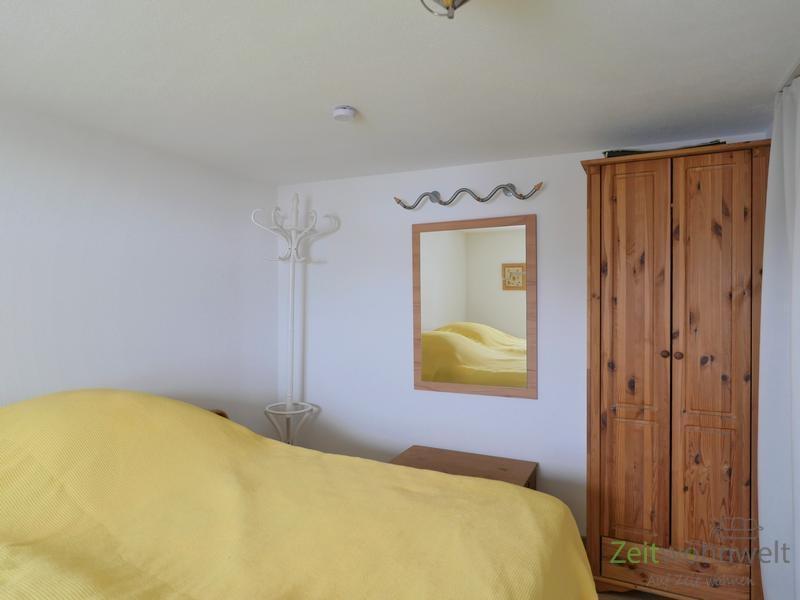 Spiegel und Kleiderschrank