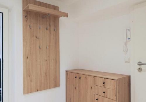 kleiner Wohnungsflur mit Garderobe
