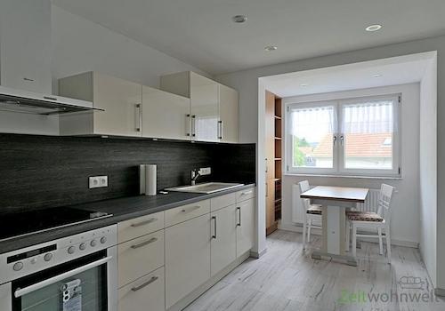 Einbauküche und Esstisch