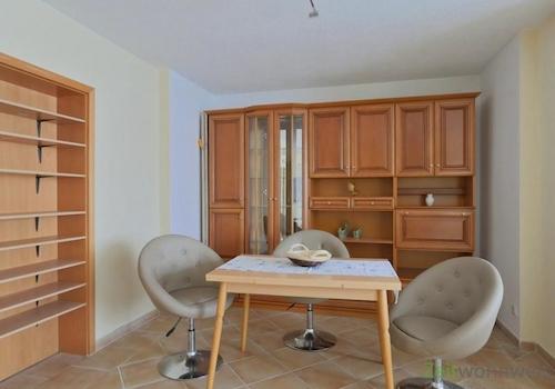 Esstisch und Schrankwand