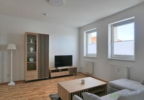 Blick zu Schrankwand und TV