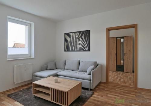 Blick zu Sofa und Zwischenraum