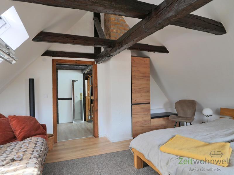 Blick zu Kleiderschrank und Flur-Spiegel