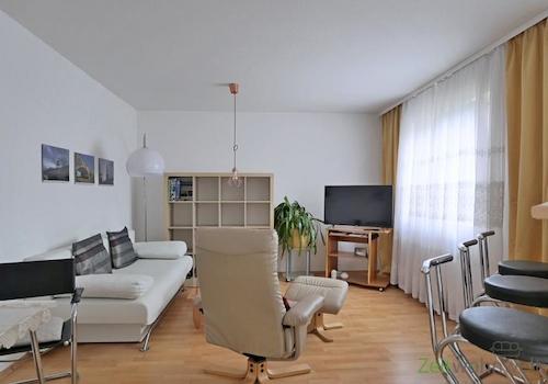 Wohnzimmer, Couch, Sessel, TV