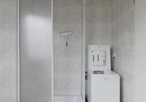 Dusche und Waschmaschine