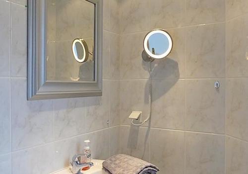 Waschbecken und Spiegel