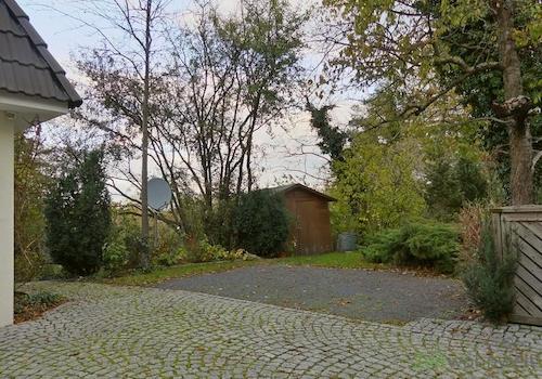 PKW-Stellplatz auf dem Grundstück