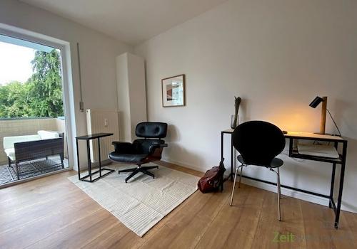 Sessel am Fenster und Schreibtisch