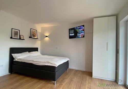 breites Bett und Kleiderschrank