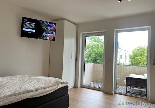 Blick zu TV und Balkon