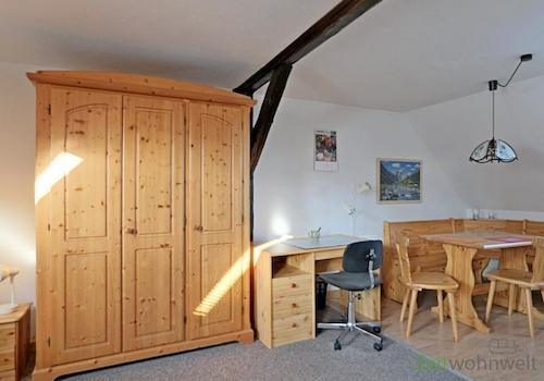 Schreibtisch vor der Küchenecke