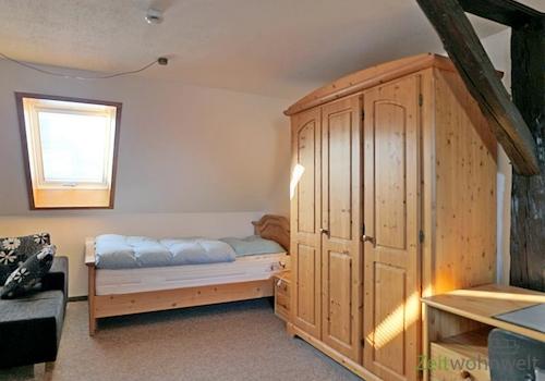 breiter Kleiderschrank