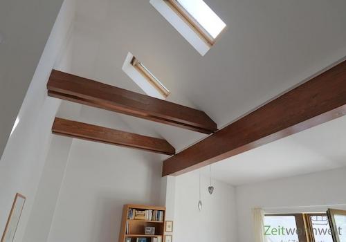 Balken und Dachfenster im Wohnzimmer