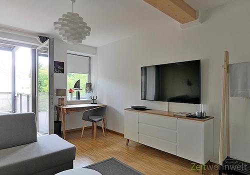 TV und kleiner Schreibtisch