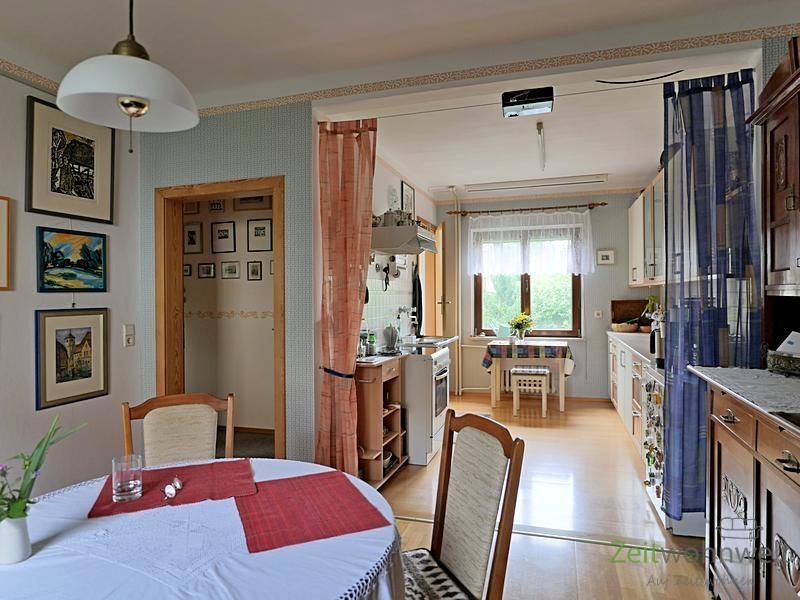 Blick zu Eingang und Küche