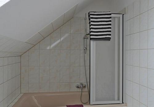 Wanne mit Duschabtrennung