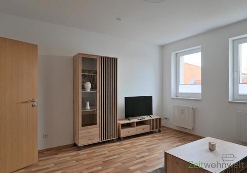 Blick zu Schrankwand und TV